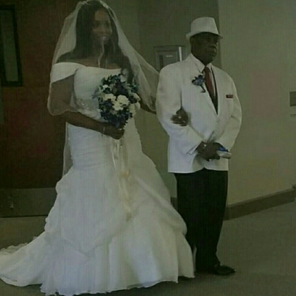 Demetrios Mermaid Wedding dress, veil & shaper - Picture 5 of 5